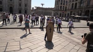 Tassisti in sciopero a Milano, corteo funebre: "Il Taxi è morto"