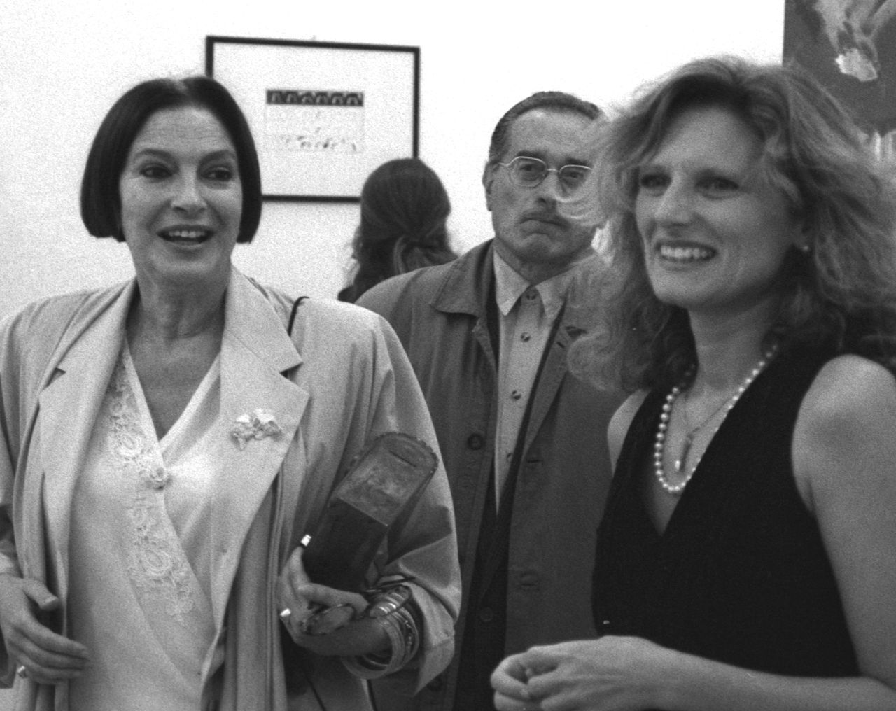 Lea Vergine (a sinistra) assieme a Luciano Inga Pin ed Emi Fontana nel 1994 (Credit: Mario Giorni)