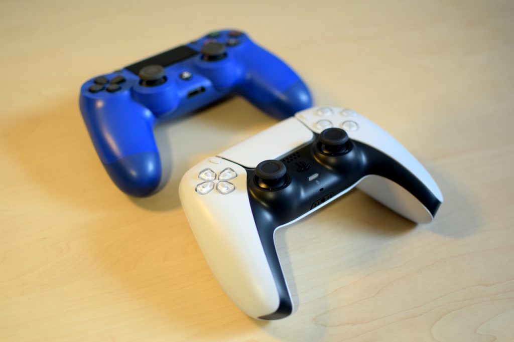 PS5 contro PS4, generazione di pad a confronto