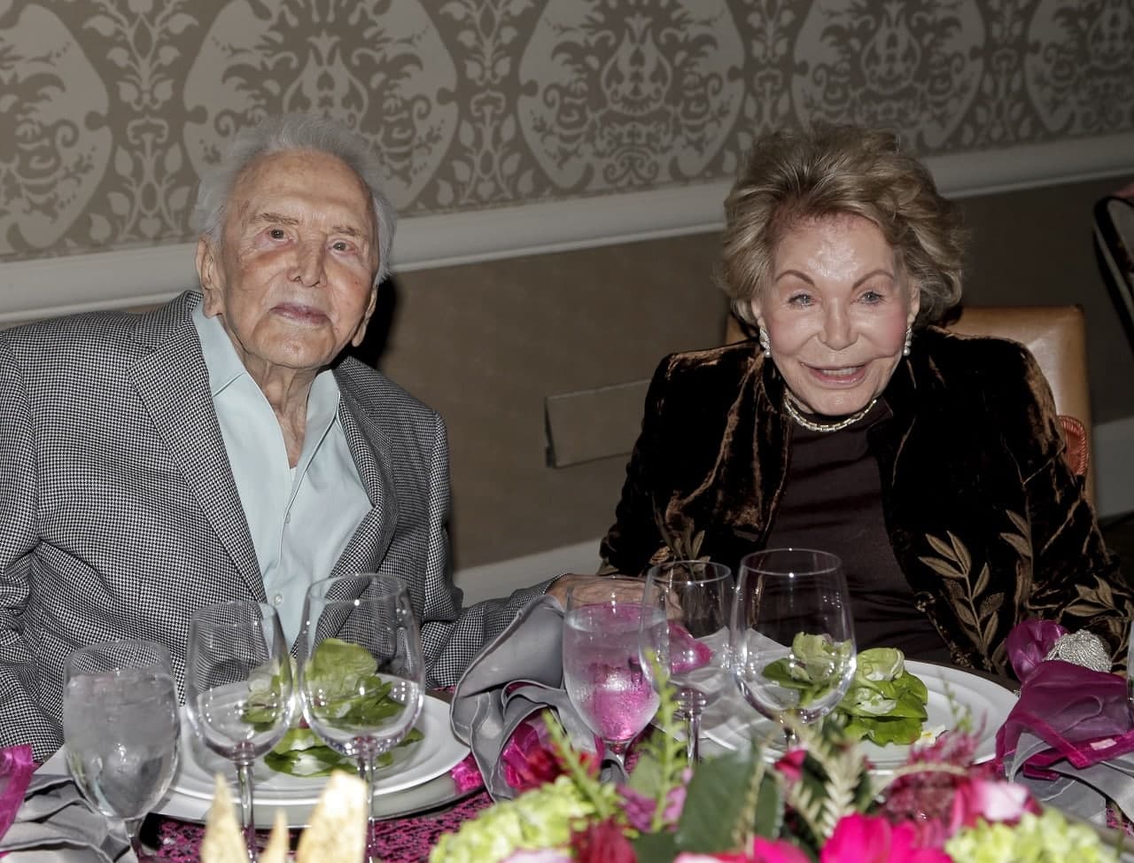 Kirk Douglas, morta la vedova Anne: era una filantropa e aveva 102 anni