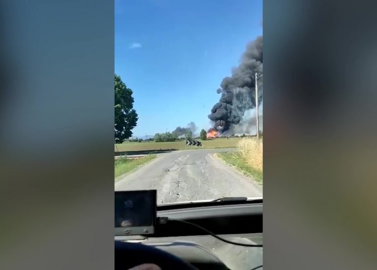 A1, auto e camion in fiamme dopo un incidente a Piacenza ...