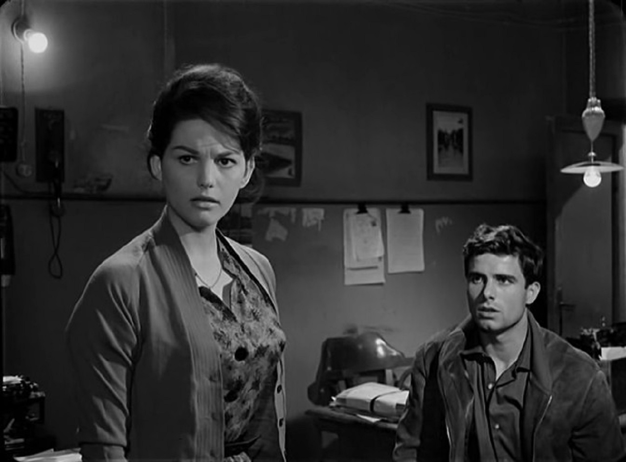 Nino Castelnuovo, assieme a Claudia Cardinale, nel film "Un maledetto imbroglio" (1959)