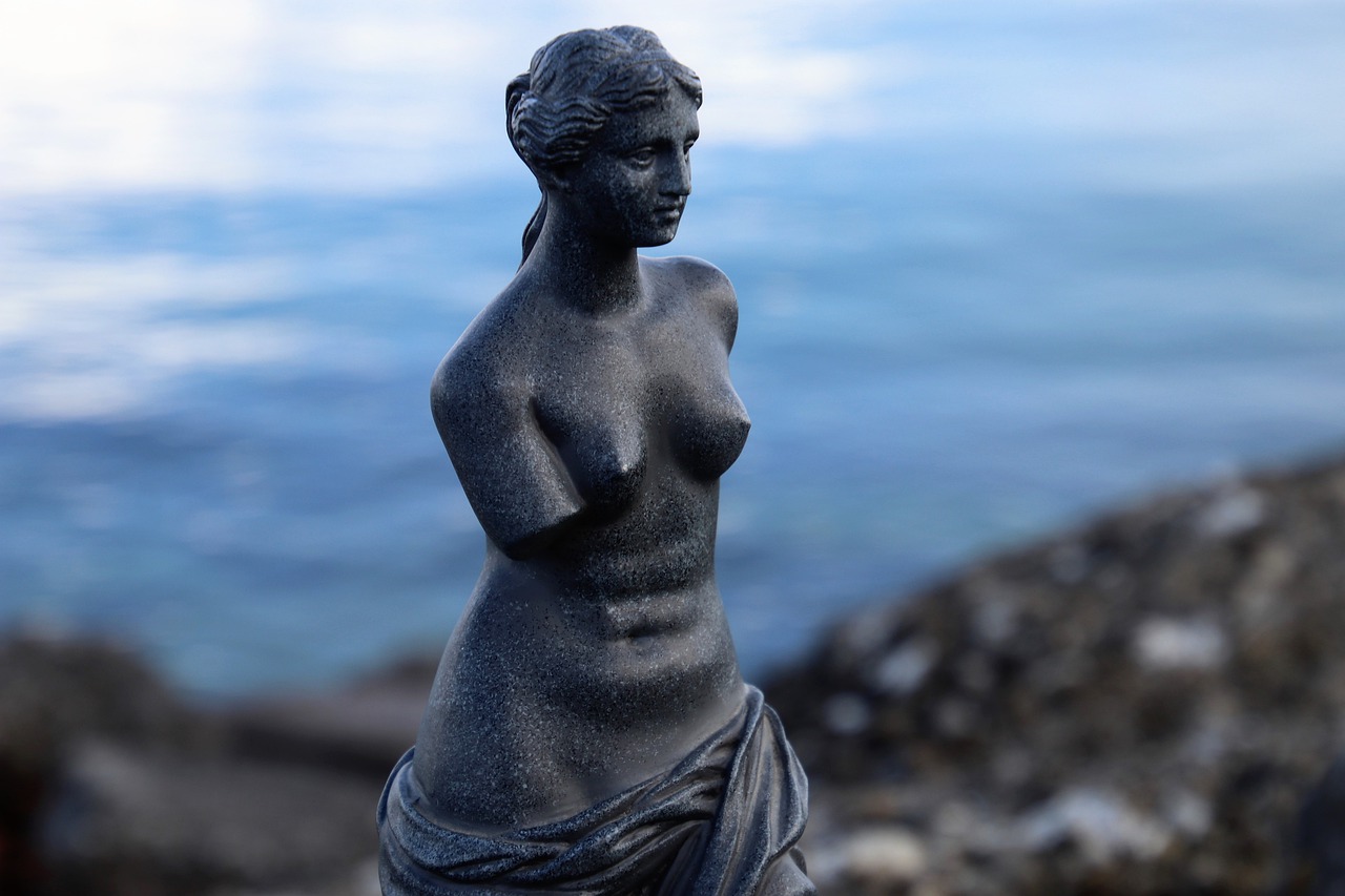 la polemica sulle statue di nudo