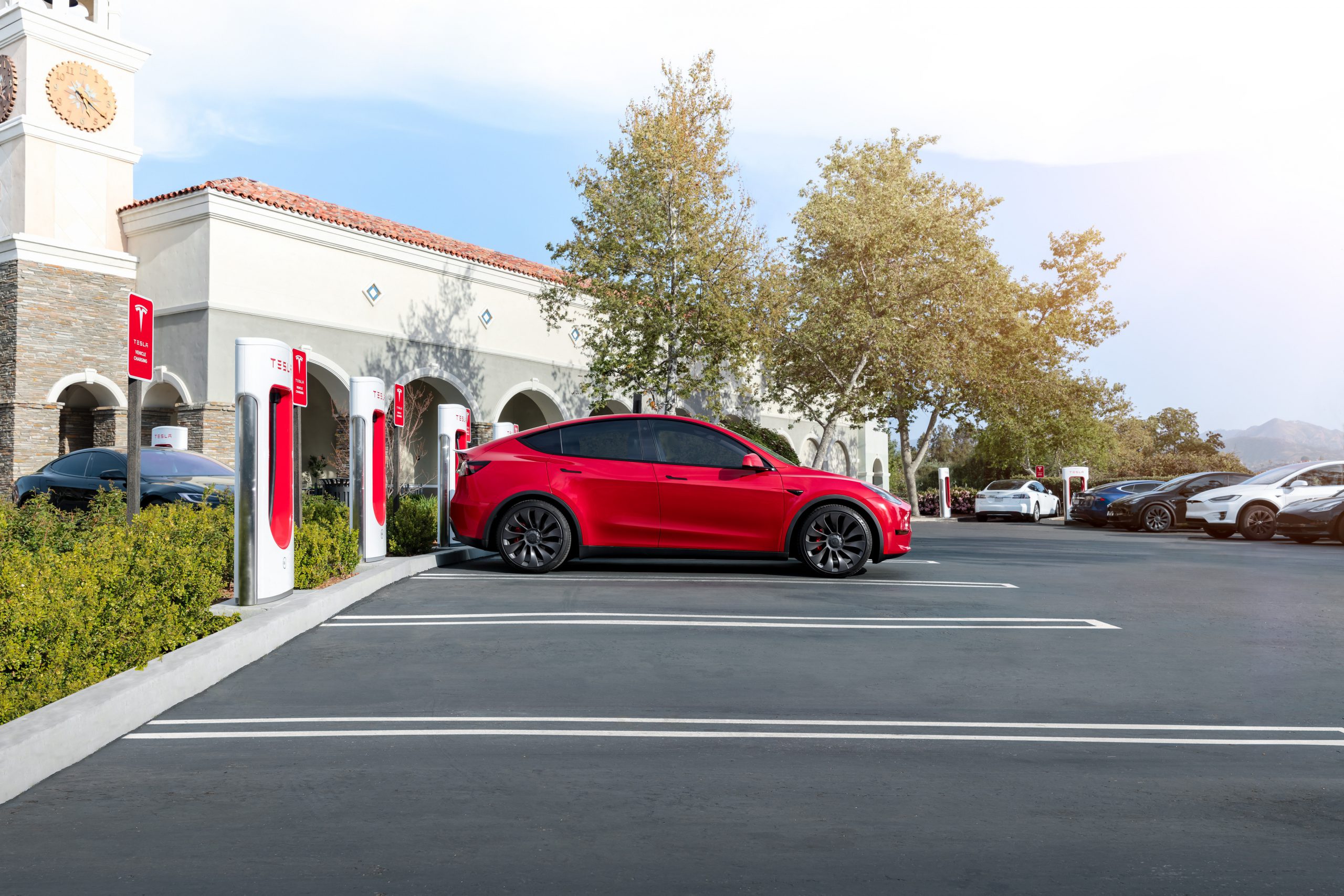 La Tesla apre i Supercharger alla concorrenza e aggiorna la Model 3