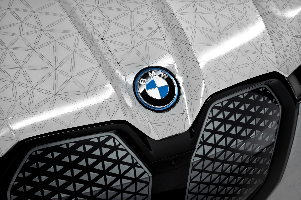 BMW iX Flow: l’auto con la carrozzeria che cambia colore, come un camaleonte