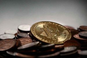 Intesa Sanpaolo testa Bitcoin: nuovi scenari per le criptovalute in Italia