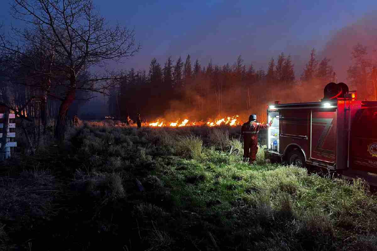 Vigili del fuoco al lavoro per spegnere gli incendi in Canada causato dal caldo record