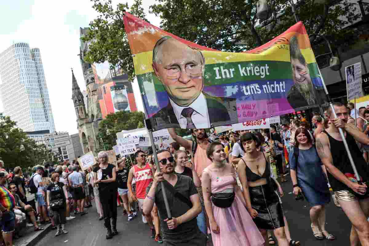 Manifestazione contro la repressione dei diritti Lgbtq in Russia