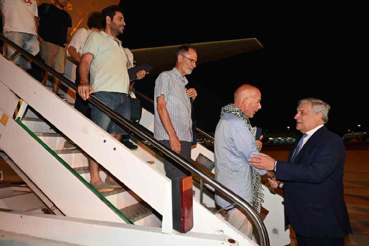 Italiani accolti dal ministro Tajani all'aeroporto di Ciampino dopo il golpe in Niger