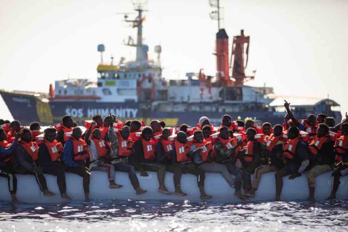 Migranti su un gommone in mare