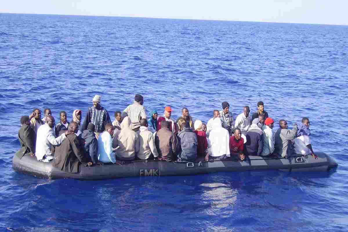 Migranti su un gommone nel mar Mediterraneo