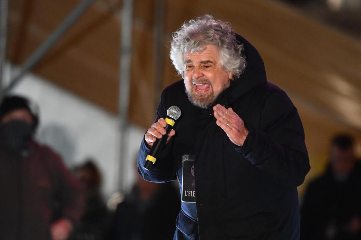Beppe Grillo ha fatto degli insulti urlati da un palco uno dei suoi cavalli di battaglia