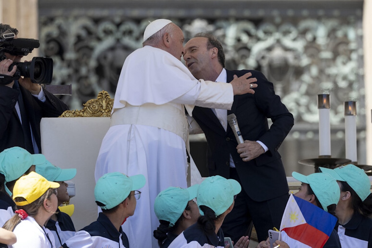 Lo show di Benigni: un bacio rubato al papa e un lungo monologo per la Giornata dei bambini