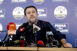 Il ministro Salvini durante una conferenza stampa