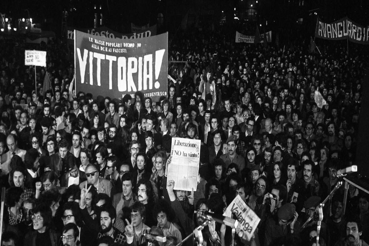 Cortei e festeggiamenti per le vie di Roma per la vittoria del "NO" al referendum sul divorzio. Roma, 13 maggio 1974