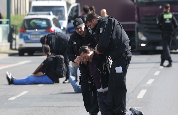 Francoforte: attivisti bloccano l'aeroporto provocando forti disagi