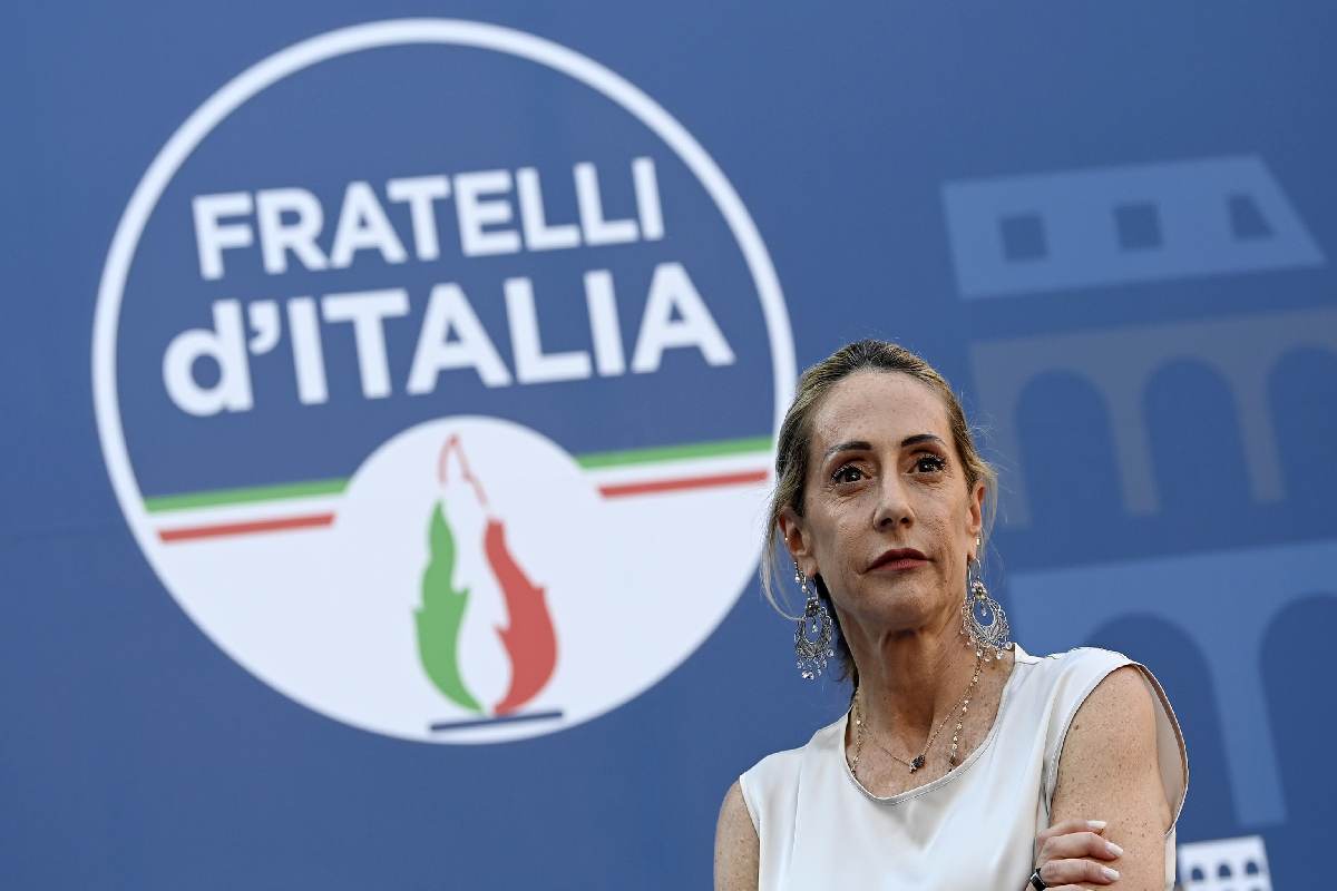 Arianna Meloni davanti al simbolo di Fratelli d'Italia