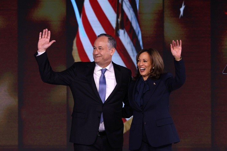 Kamala Harris assieme al marito Doug Emhoff