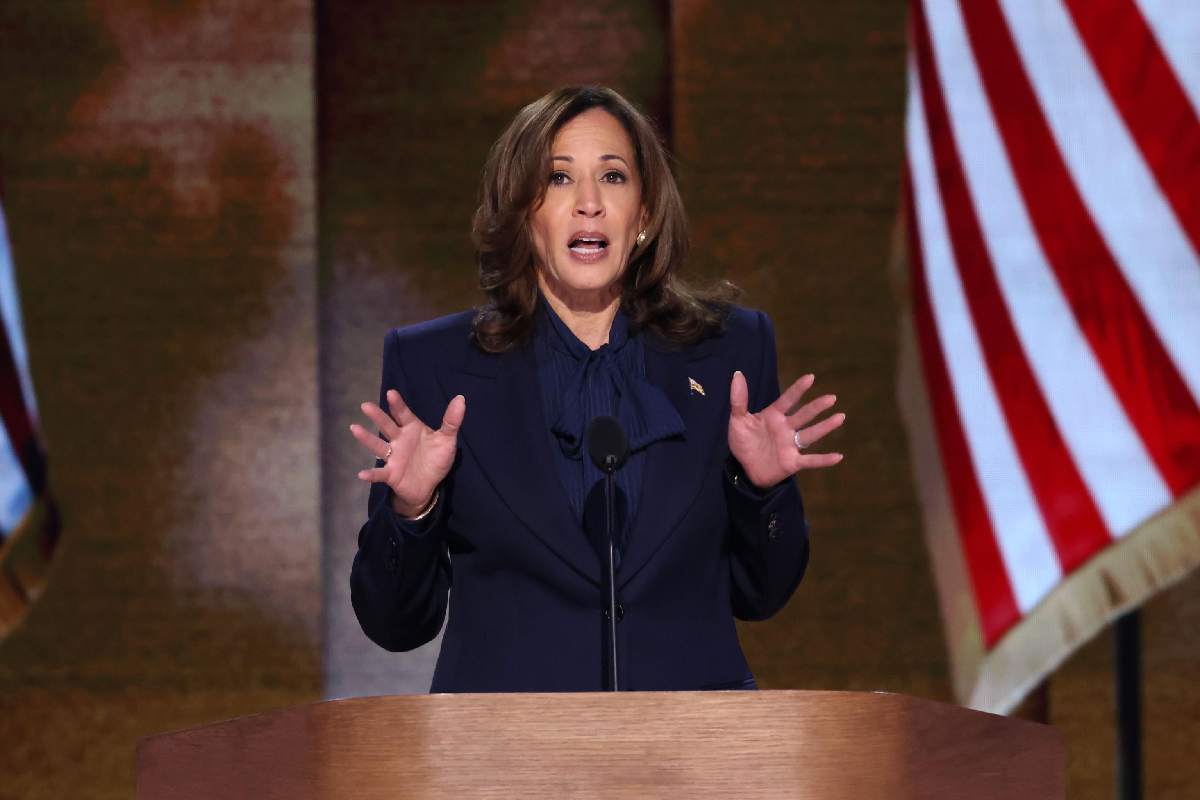 Kamala Harris durante il suo discorso alla convention di Chicago