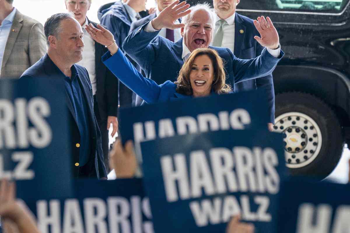 Kamala Harris saluta i suoi sostenitori