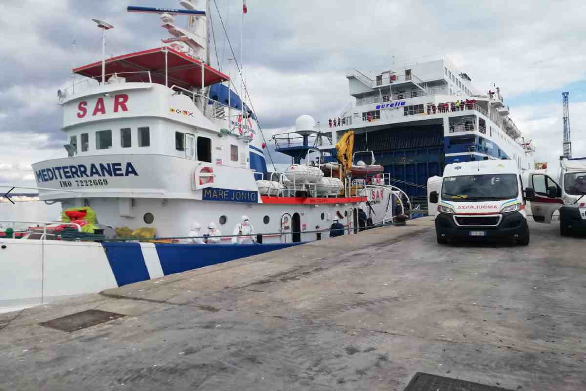 Migranti, la nave Migrantes ha affiancato la Mare Jonio (in foto) nel salvataggio