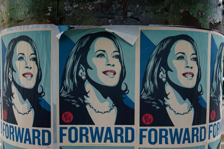 Manifesti elettoriali raffiguranti Kamala Harris