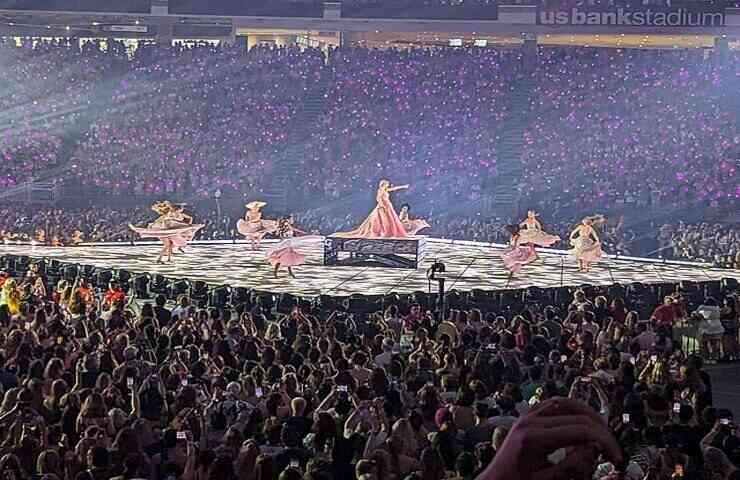 arena piena al concerto di Taylor Swift