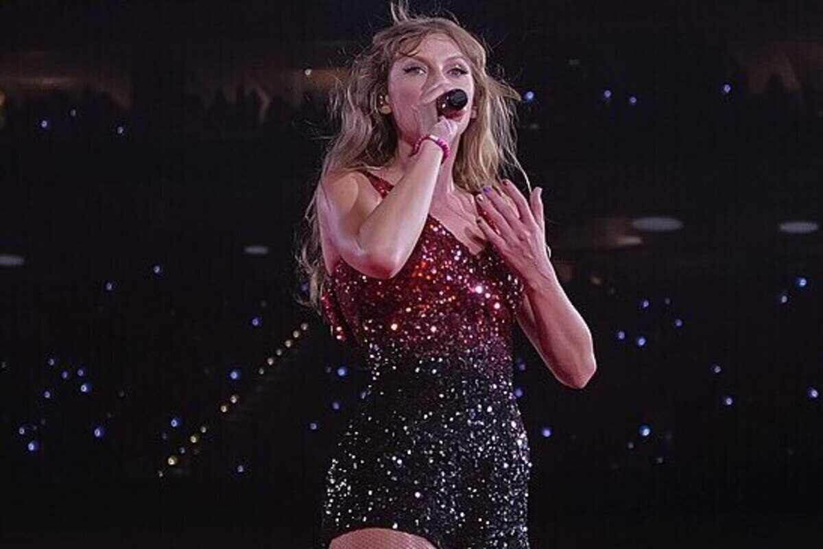 Taylor Swift si esibisce sul palco