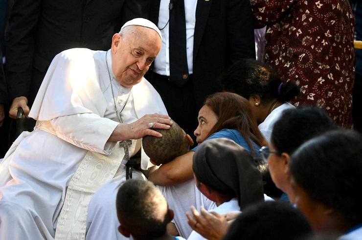 Papa Francesco durante la visita ai bambini con disabilità