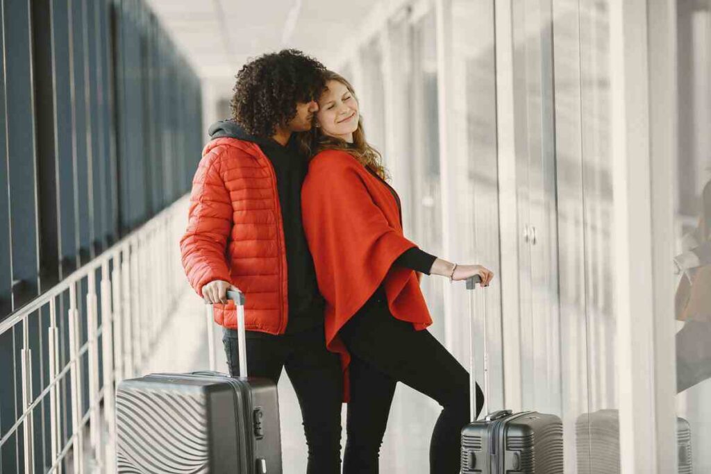 coppia si saluta in aeroporto