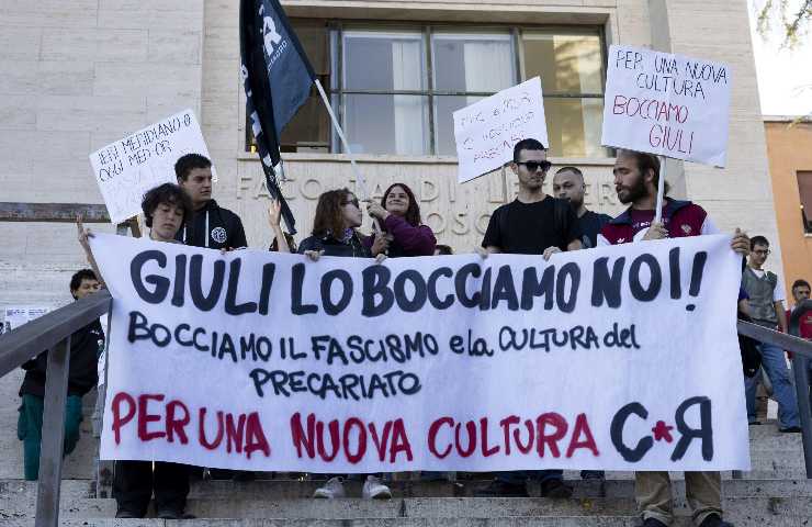 Protesta degli studenti contro il ministro Giuli