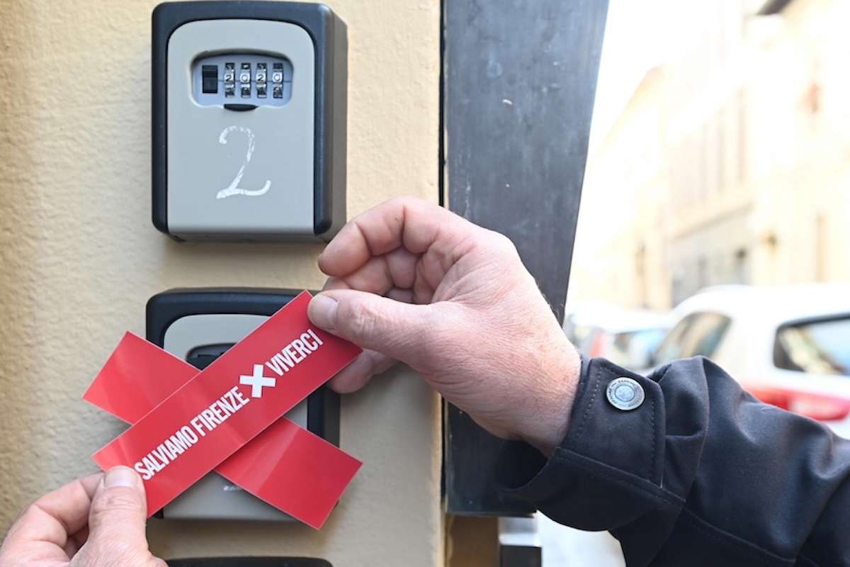 Dal 2025 a Firenze saranno vietate le “keybox” fuori dalle case per i turisti