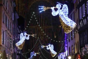 Delle decorazioni natalizie sopra i mercatini di Natale di Strasburgo, Francia