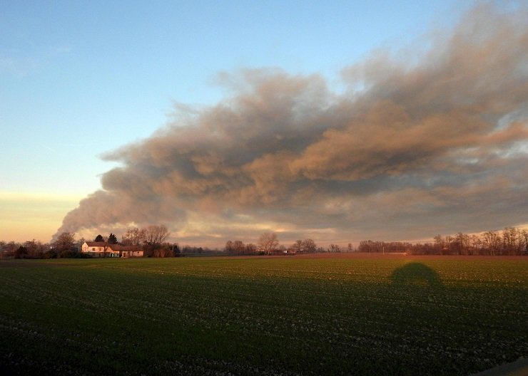 Il fumo visibile a 20 km dopo l'esplosione alla raffineria Eni di Sannazzaro de Burgondi