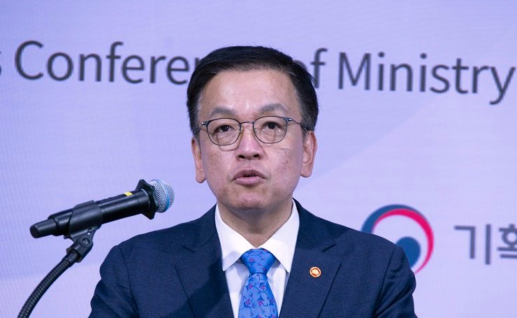 Il ministro dell'economia Choi Sang mok