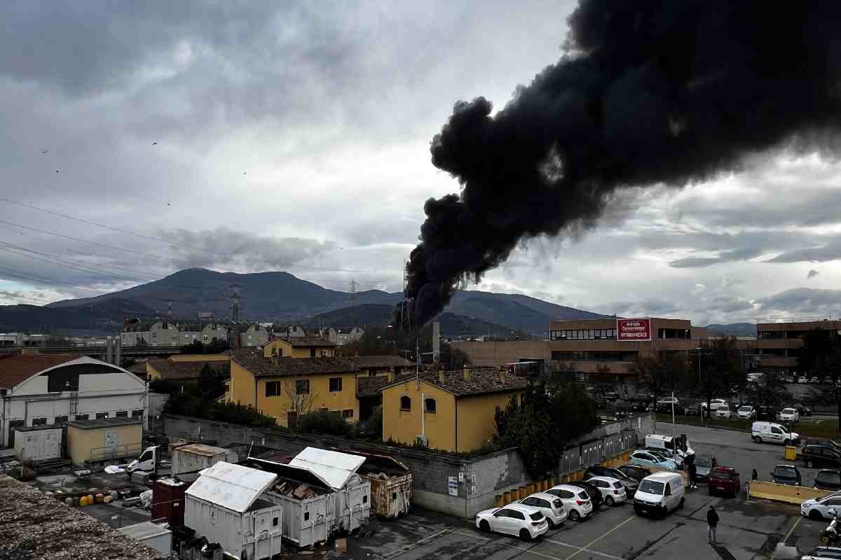 La colonna di fumo dopo l'esplosione avvenuta in una raffineria a Calenzano