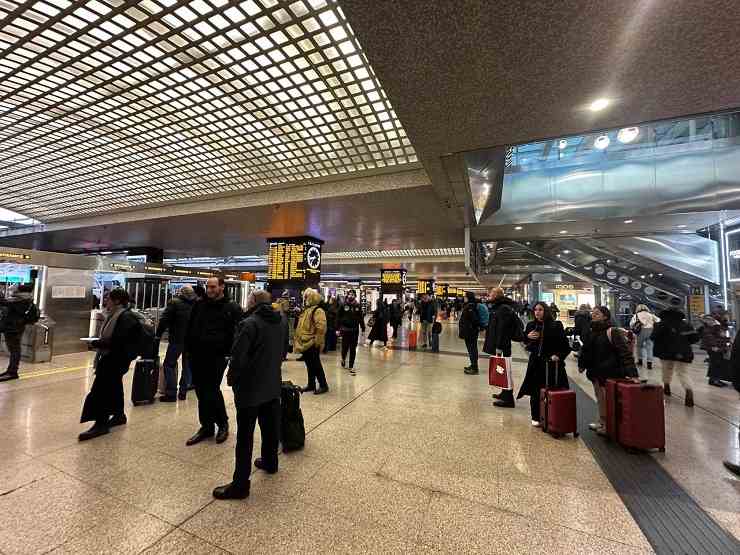 La situazione alla stazione di Roma Termini nel giorno dello sciopero nazionale dei trasporti