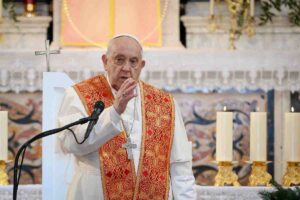 Papa Francesco durante l'Angelus ad Ajaccio