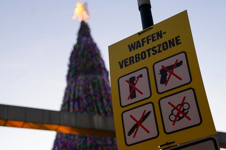 Un cartello con gli oggetti vietati al mercatino di Natale di Dortmund