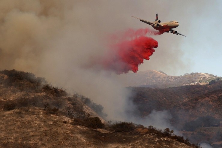 Della polvere rosa lanciata da un aereo