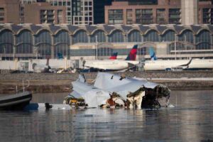 I resti dell'aereo coinvolto nell'incidente a Washington D.C.