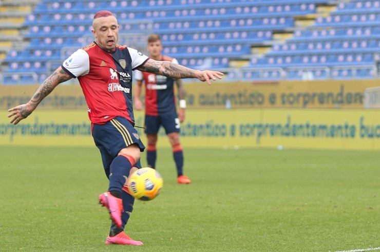 Radja Nainggolan in azione durante una partita del Cagliari