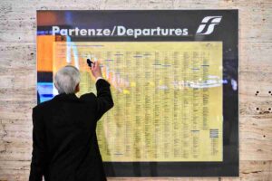 Un uomo consulta gli orari dei treni