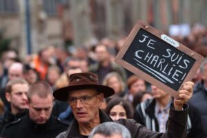 Una manifestazione a sostegno della redazione di Charlie Hebdo