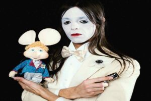 Sanremo 2025, duetti e cover: Lucio Corsi spiega perché ha scelto Topo Gigio