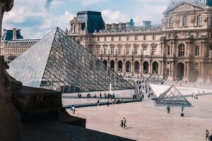 Louvre: il colosso dell’arte che genera milioni e attira milioni di visitatori si rinnova