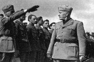 Casalecchio di Reno ha tolto la cittadinanza onoraria a Mussolini - Nella foto: Benito Mussolini ispezione le truppe italiane in Etiopia