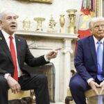 Benjamin Netanyahu seduto accanto a Donald Trump