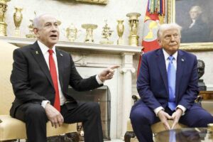 Benjamin Netanyahu seduto accanto a Donald Trump