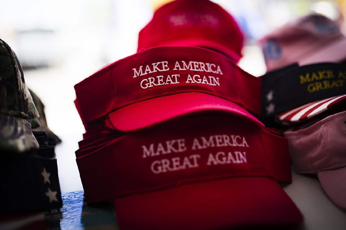 Dei cappellini MAGA indossati dai supporter di Trump